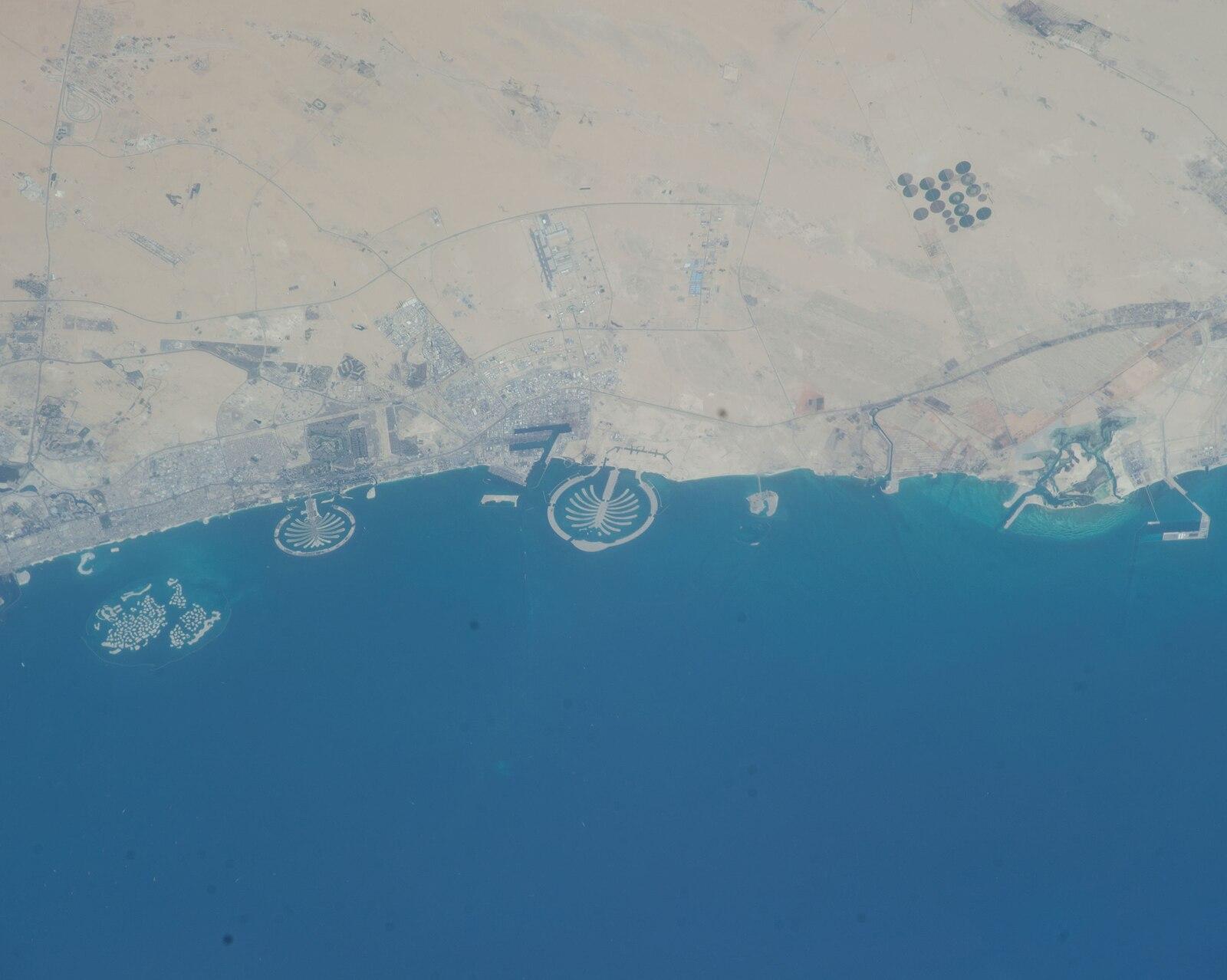 ISS039 E 12856 View of United Arab Emirates