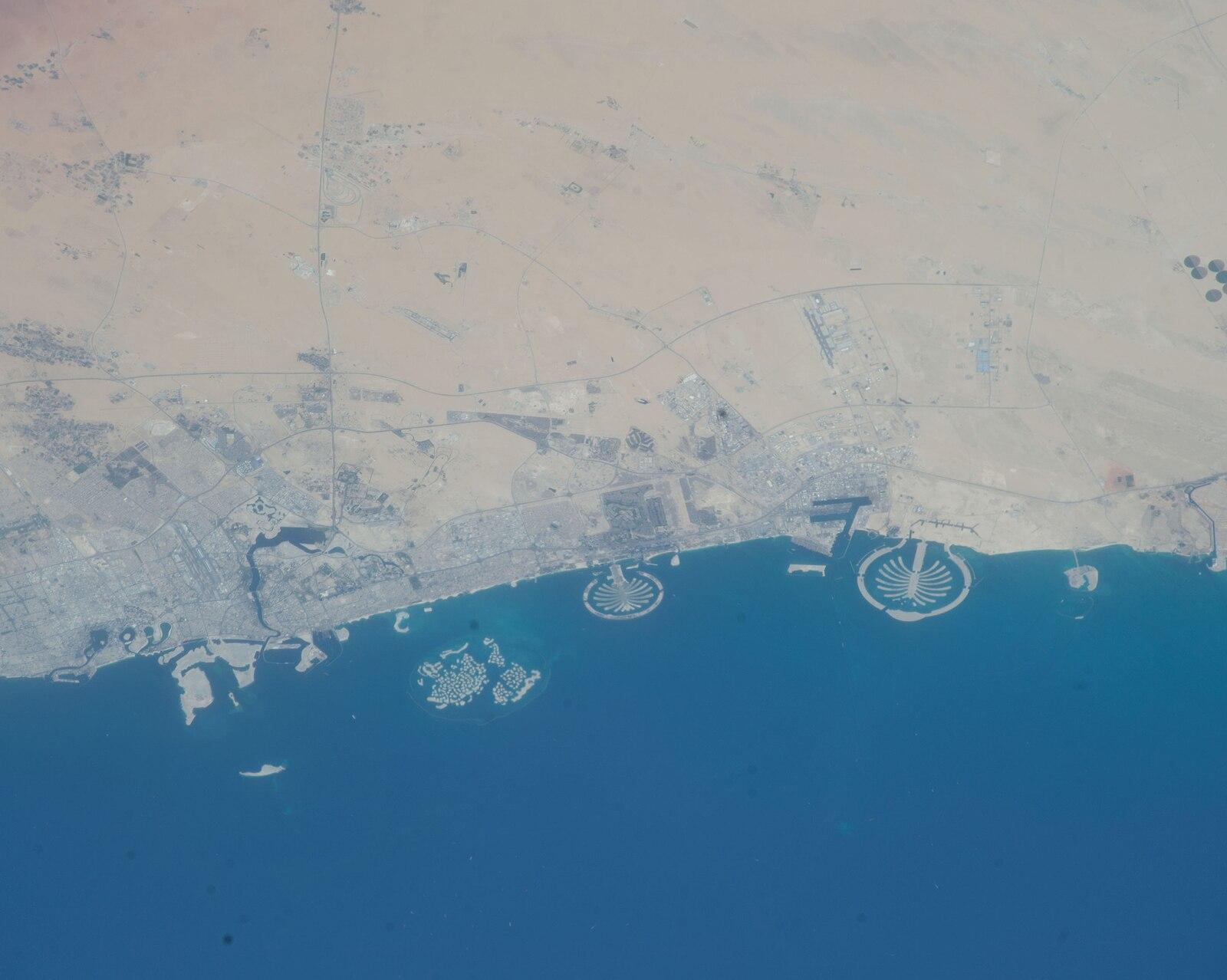 ISS039 E 12853 View of United Arab Emirates